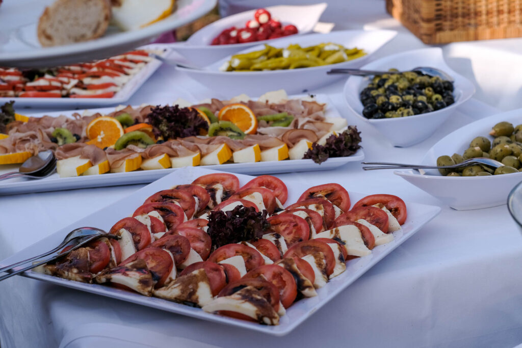 Detailfoto diverser Vorspeisen auf einem Grillevent