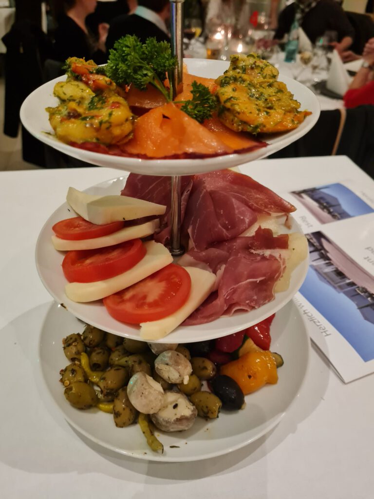 Foto einer mediterran gefüllten Speise-Etagere